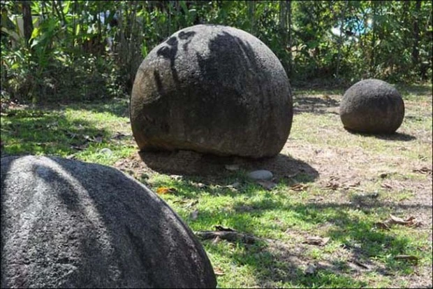 13. Quả cầu đá ở Costa Rica Có hơn 300 viên đá ở đây. Tọa lạc trên vùng đồng bằng sông Diquís và Isla del Caño. Những quả bóng này được gọi là Las Bolas. Có rất nhiều huyền thoại xung quang những viên đá. Một số người cho rằng chúng đến từ Atlantis hoặc được hóa thành từ một người đã mất.